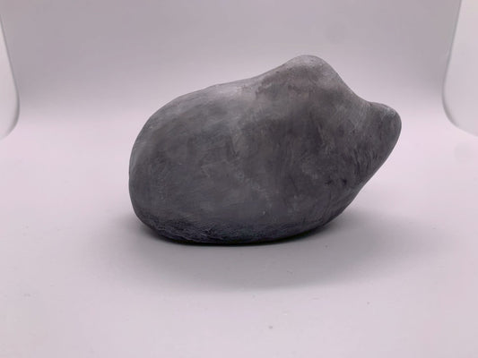 張り子の猫（灰だらけ）